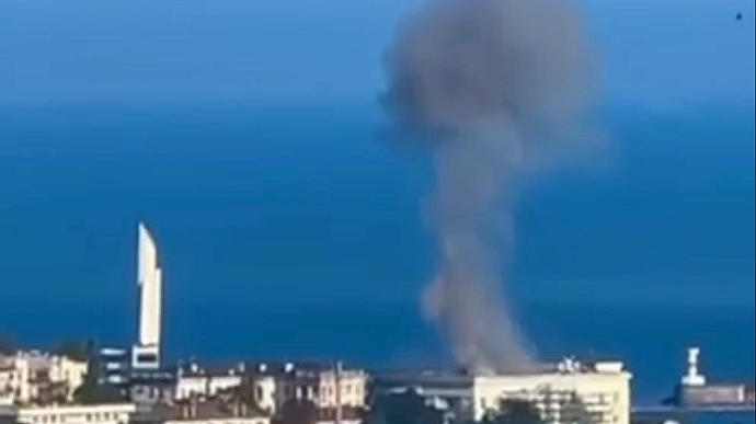 У Севастополі пролунали вибухи: окупанти говорять про збитий безпілотник над штабом ЧФ