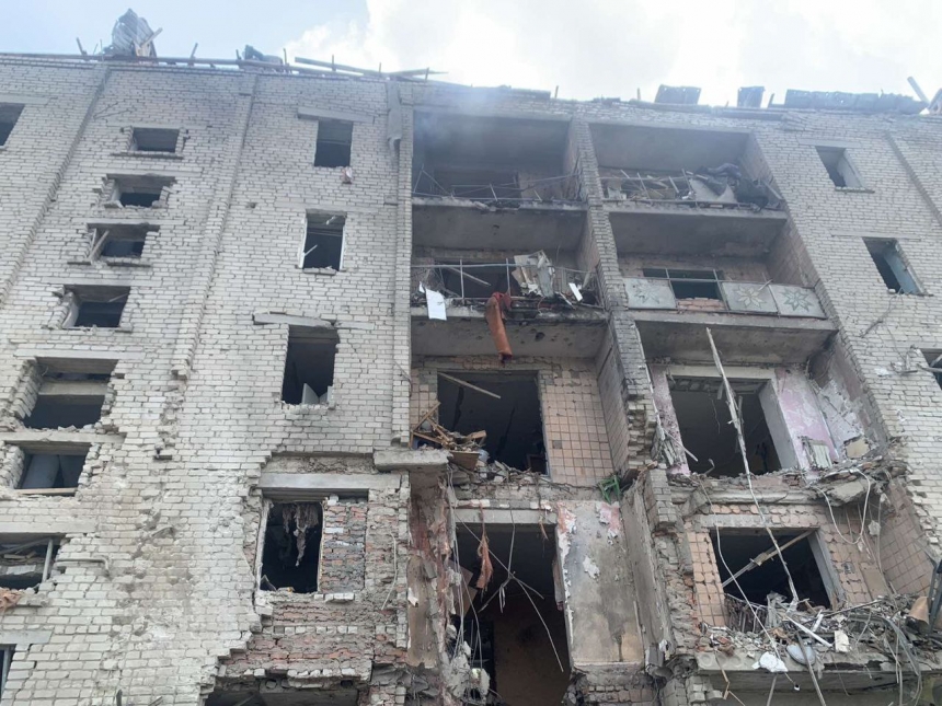 З'явилося фото та відео зруйнованої ворожою ракетою п'ятиповерхівки у Вознесенську
