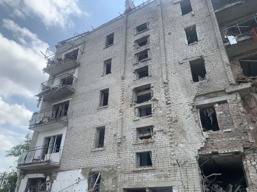 Появилось фото и видео разрушенной вражеской ракетой пятиэтажки в Вознесенске