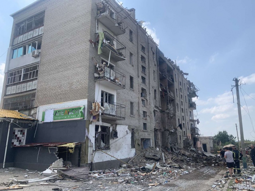 Появилось фото и видео разрушенной вражеской ракетой пятиэтажки в Вознесенске