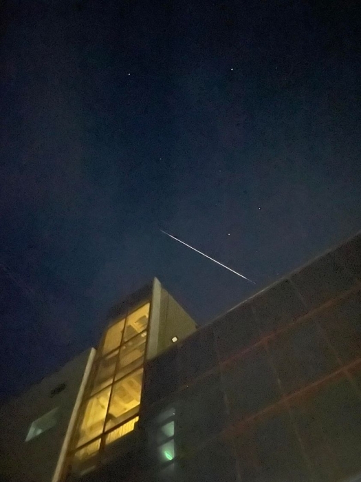 Над Николаевом пролетели спутники Илона Маска: горожане выкладывают снимки