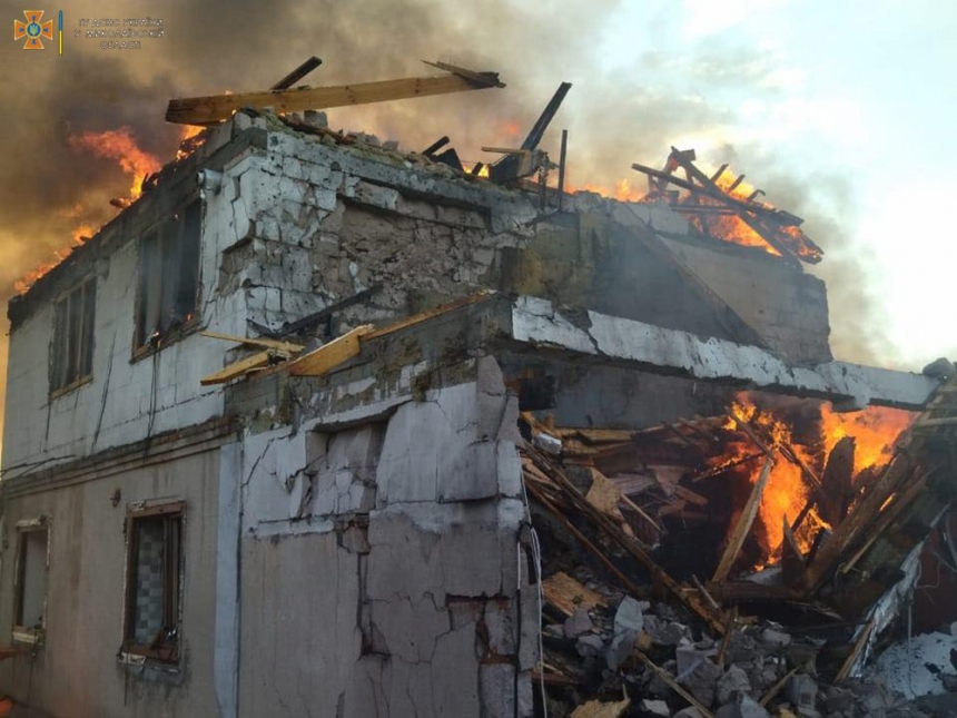Увечері війська РФ обстріляли Баштанку — спалахнув будинок «фото)