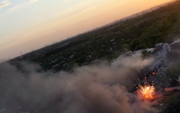 В Донецке горит база российского батальона «Пятнашка» (видео)