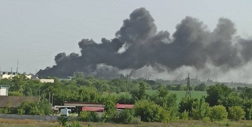 ВСУ уничтожили склад с боеприпасами в Каховке и подтвердили поражение двух мостов