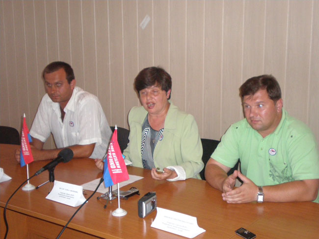Слева направо - Владимир Старовойтов, Лариса Шеслер, Дмитрий Никонов (секретарь горкома)