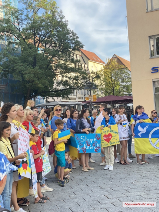 Миколаївці у Німеччині підтримали Україну на мітингу: показали зруйновані виші та ОДА (фото, відео)