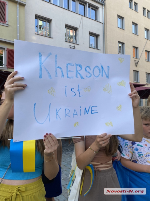 Николаевцы в Германии поддержали Украину на митинге: показали разрушенные вузы и ОГА (фото, видео)