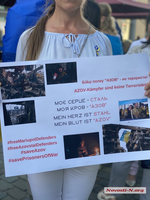 Николаевцы в Германии поддержали Украину на митинге: показали разрушенные вузы и ОГА (фото, видео)