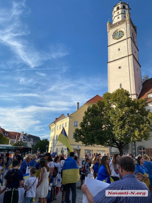 Миколаївці у Німеччині підтримали Україну на мітингу: показали зруйновані виші та ОДА (фото, відео)