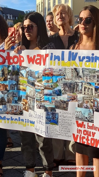 Миколаївці у Німеччині підтримали Україну на мітингу: показали зруйновані виші та ОДА (фото, відео)