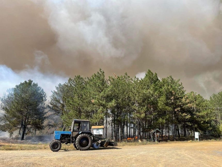 Гасіння величезної пожежі в Андріївському лісі продовжується: залучили додаткові сили