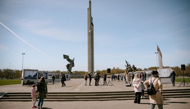 В Риге снесли памятник воинам Советской Армии — 79-метровая колонна рухнула на землю (видео)