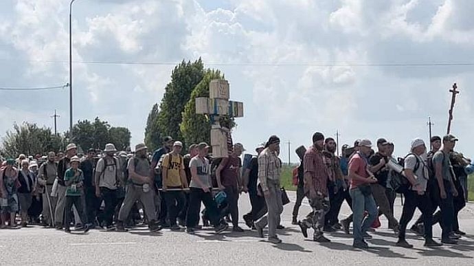 Несмотря на запрет 5 тысяч верующих УПЦ МП идут через Тернопольскую область (видео)
