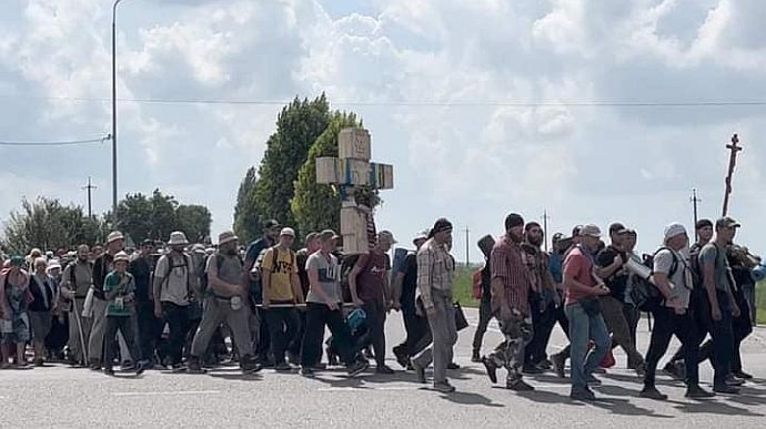 Попри заборону 5 тисяч віруючих УПЦ МП йдуть через Тернопільську область (відео)