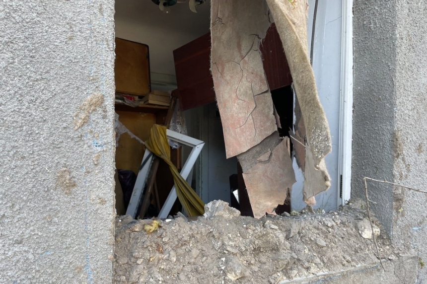 Разрушенные дома и воронка среди улицы: фото последствий обстрелов жилого квартала Николаева