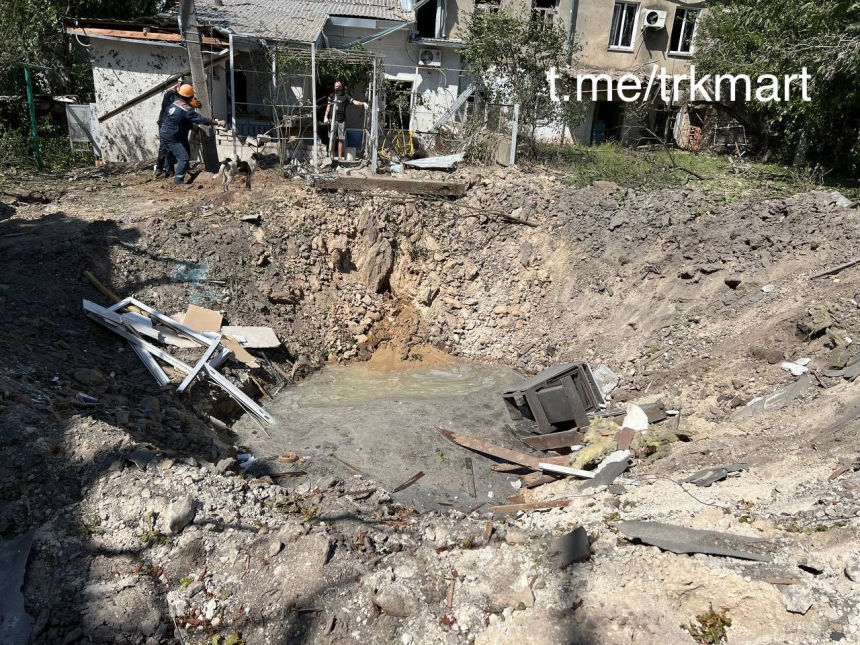 Разрушенные дома и воронка среди улицы: фото последствий обстрелов жилого квартала Николаева
