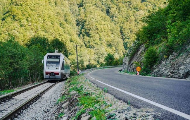 У Карпатах відновили покинуту залізницю до кордону з Румунією