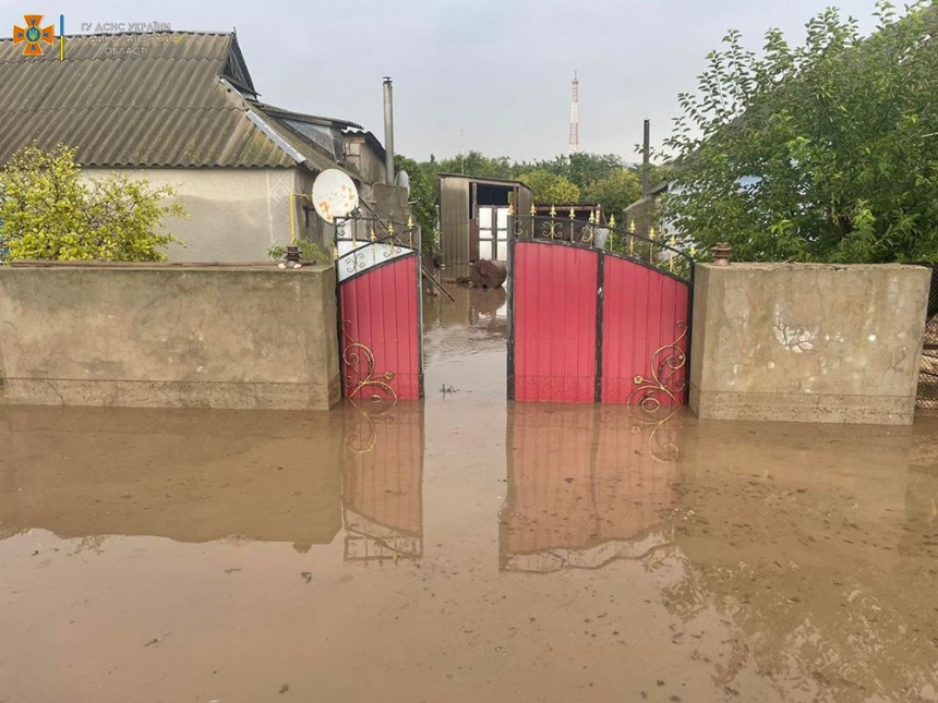 На Миколаївщині після зливи село пішло під воду (фото)