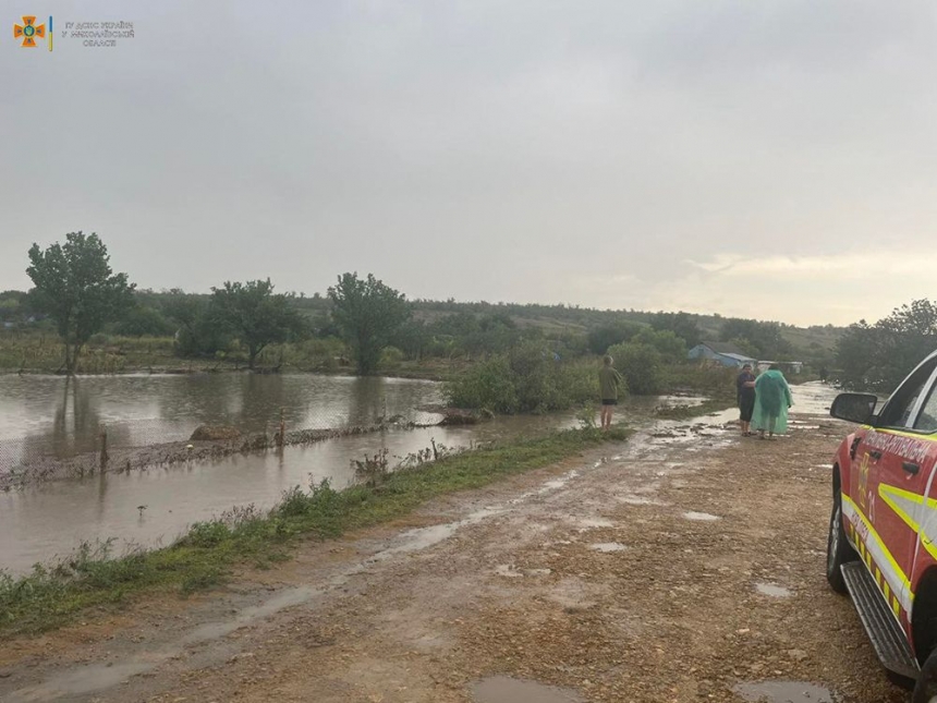 В Николаевской области после ливня село ушло под воду (фото)