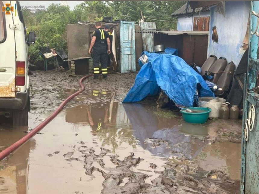 В Николаевской области после ливня село ушло под воду (фото)