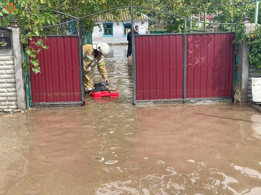 В Николаевской области после ливня село ушло под воду (фото)