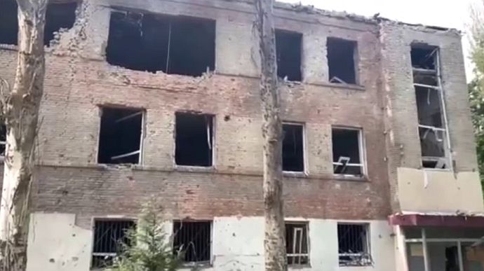В Запорожье россияне 5 ракетами разрушили школу-интернат (видео)