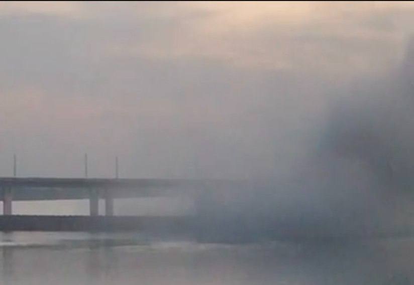 «Остаточно втомилася»: ЗСУ знищили баржу біля Антонівського мосту під Херсоном (фото)