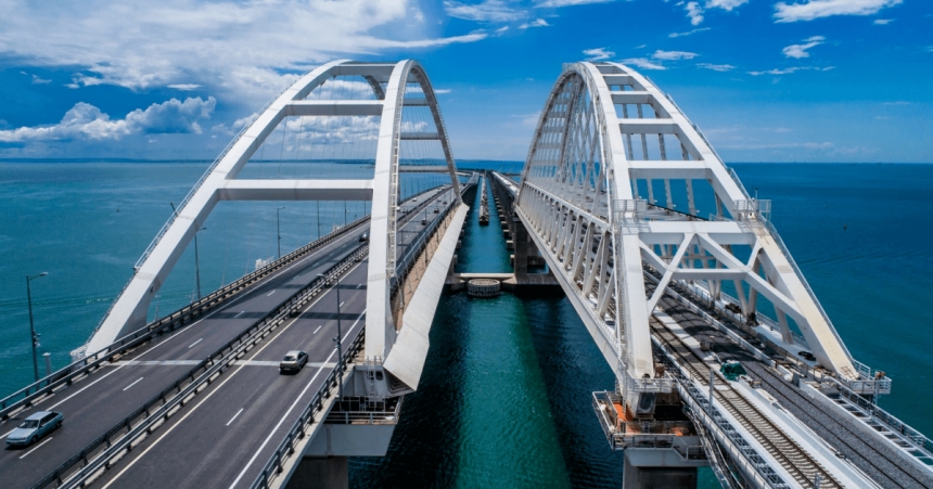 Россияне закрыли Крымский мост на въезд в сторону Симферополя