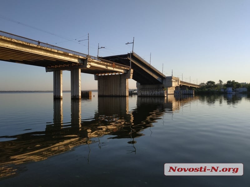 Оккупанты запустили три ракеты в Ингульский мост в Николаеве