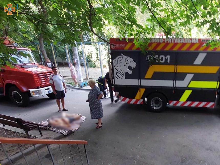Забыл еду на плите: в Николаеве горела квартира в многоэтажке, пострадал мужчина