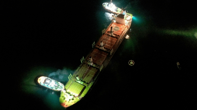 Корабль с кукурузой из Украины сел на мель и заблокировал движение по Босфору