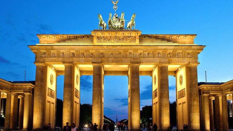 Германия начала отключать подсветку исторических памятников (видео)