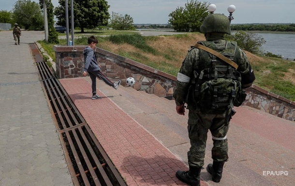 Окупанти намагаються налагодити роботу шкіл у Херсонській області підкупом та погрозами