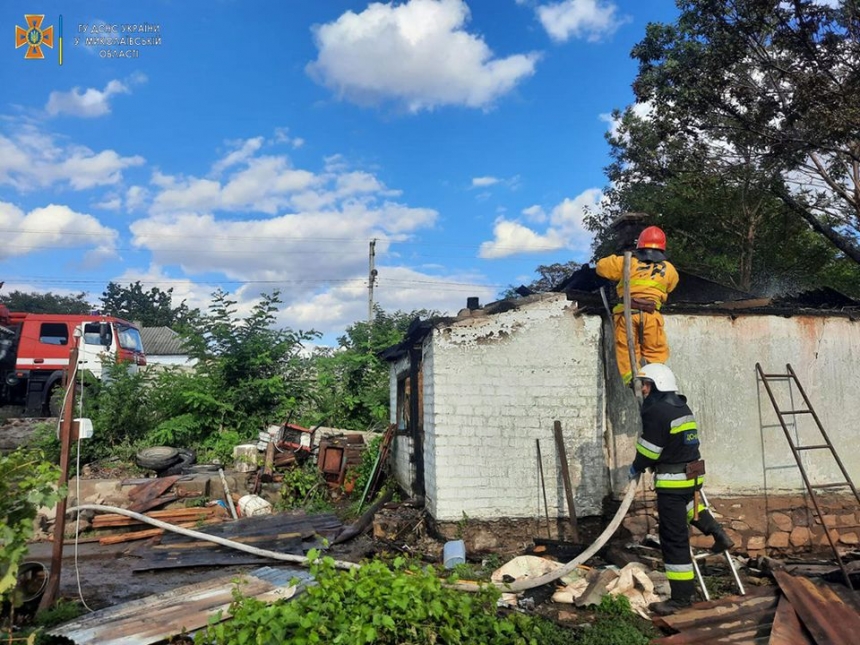 Рятувальники розповіли про пожежі після ворожих обстрілів Миколаївської області