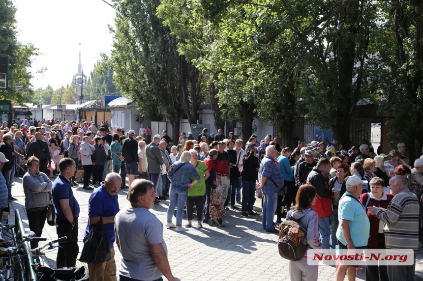 Раздача воды на площади Победы в Николаеве едва не переросла в потасовки (фото, видео)