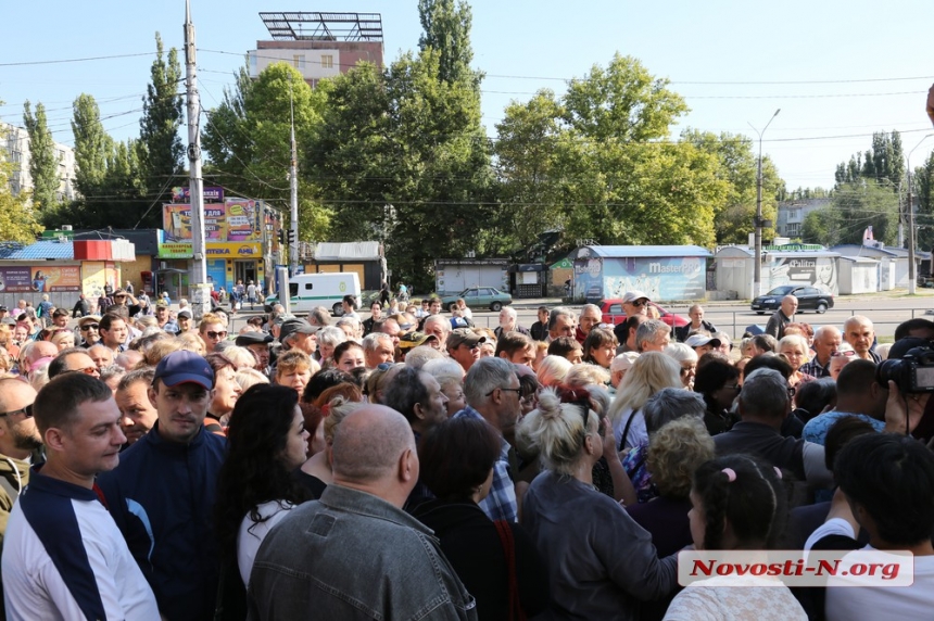 Раздача воды на площади Победы в Николаеве едва не переросла в потасовки (фото, видео)