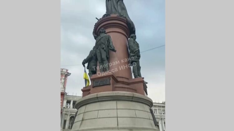 В Одессе разрисовали памятник российской императрице, которую сравнили с Путиным (видео)