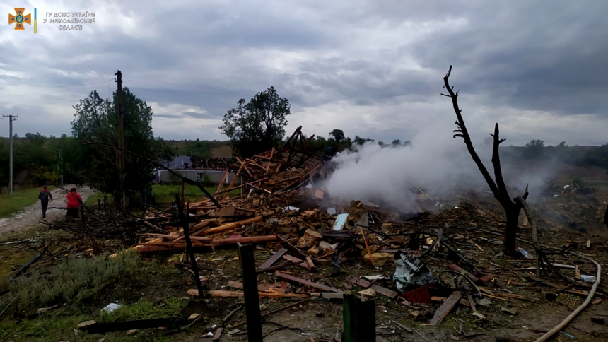 На Миколаївщині через обстріл горіли житловий будинок та склади із зерном: одна людина загинула
