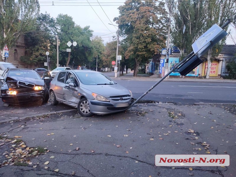 В центре Николаева столкнувшиеся «Шкода» и «Пежо» вылетели на тротуар и снесли светофор