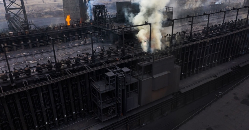 В Авдіївці на коксохімічному заводі почалася пожежа після обстрілу