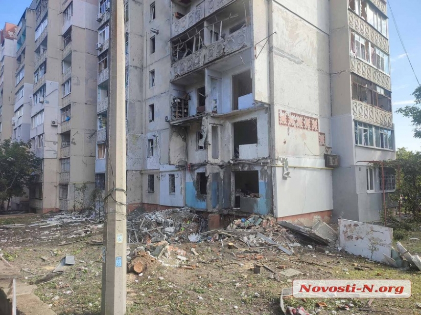 У Миколаєві російська ракета потрапила до 9-поверхового житлового будинку, є постраждалі (відео)