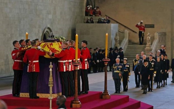 Гроб Елизаветы II на четыре дня поместили в Вестминстерский дворец
