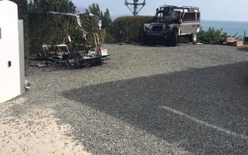 У Криму спалили машини відомого російського пропагандиста Кисельова (фото)