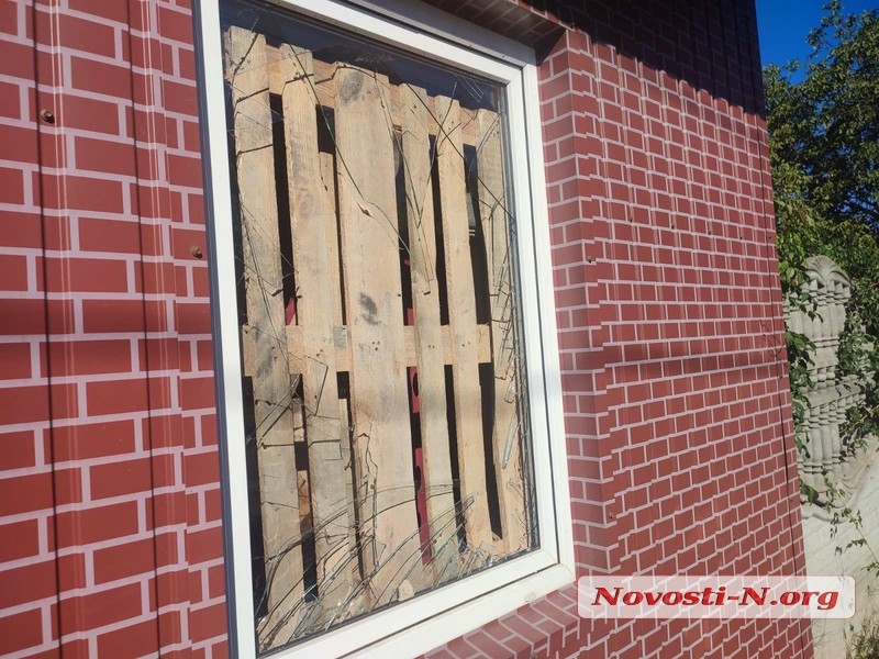 Выбиты окна в кафе и магазине, с дома слетела крыша: последствия обстрела в Николаеве