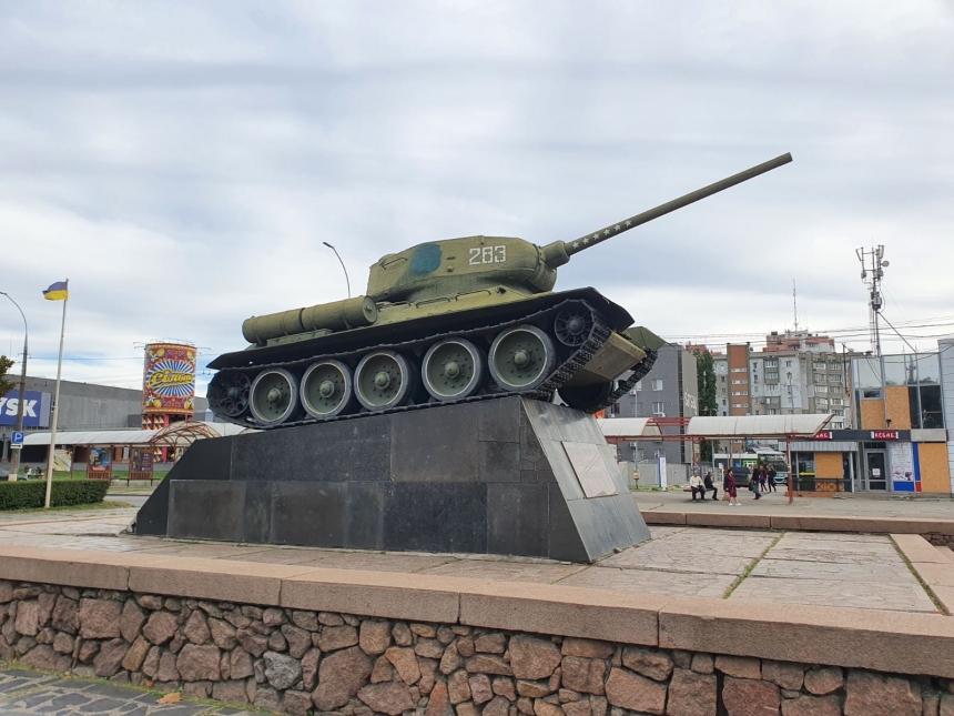 В Николаеве «декоммунизировали» танк на памятнике воинам-освободителям (видео)