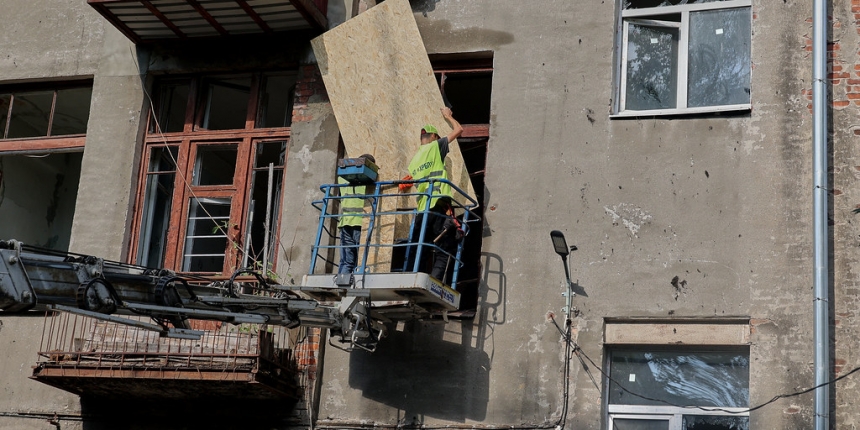 Миколаївцям, які виїхали, а їхні квартири постраждали від вибухів, закривають вікна OSB-плитами