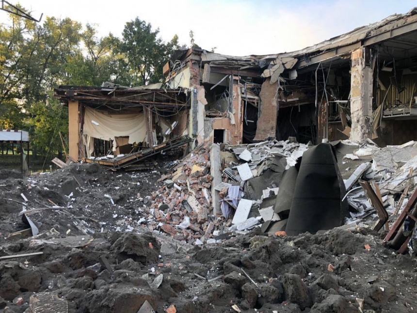 9 ракет на Запоріжжі: пошкоджено електропідстанцію, зруйновано готель, під завалами - люди (фото)