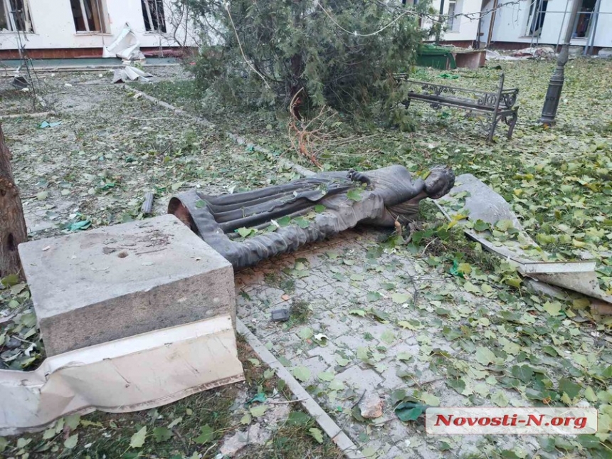 Российская ракета в Николаеве разворотила двор бывшего русского театра (фото, видео)