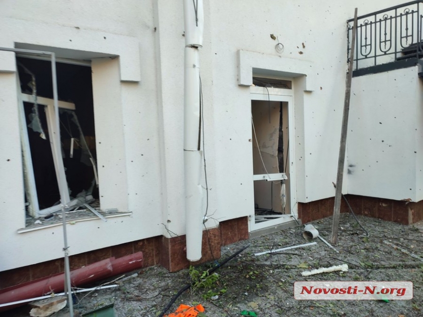 Російська ракета у Миколаєві розтрощила двір колишнього російського театру (фото, відео)