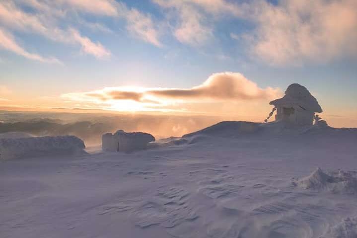 У Карпатах уже майже метр снігу: сталося сходження лавини (відео)